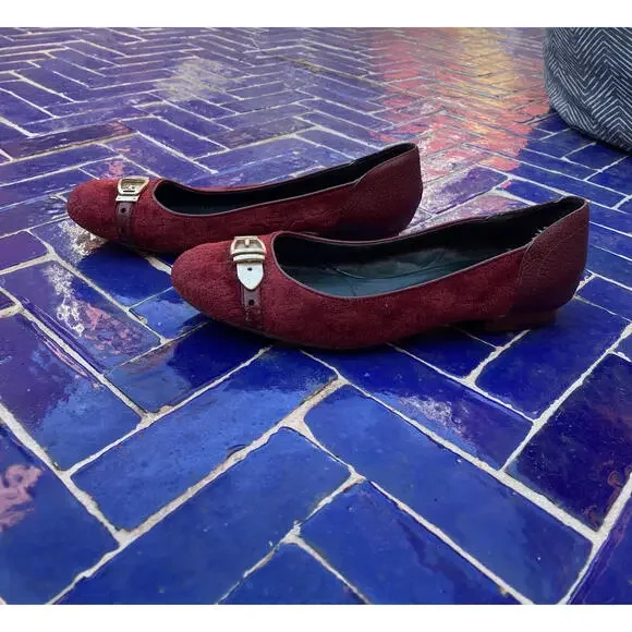 Gucci Women's Burgundy Suede Flats with gold Buckle Detail - Picture 4 of 9